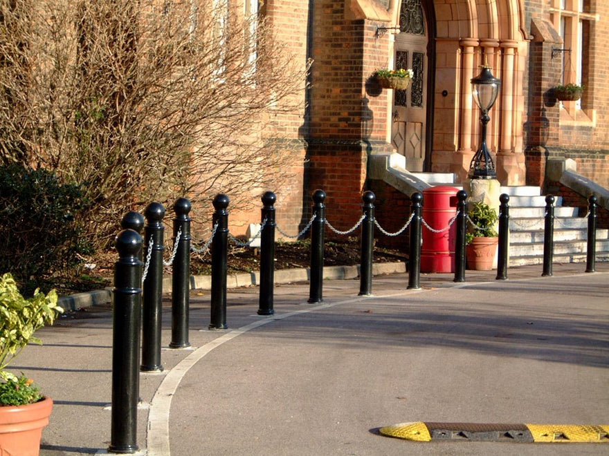 Autopa Gfc5000 Bollard Black In Situ With Chain Links