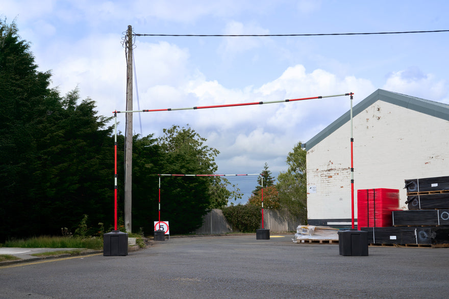 GS6 height restriction barrier with crossbar, protecting an overhead wire