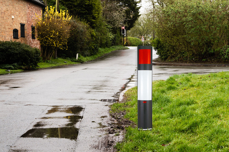 Wychwood Flexible Verge Post On A Soft Verge