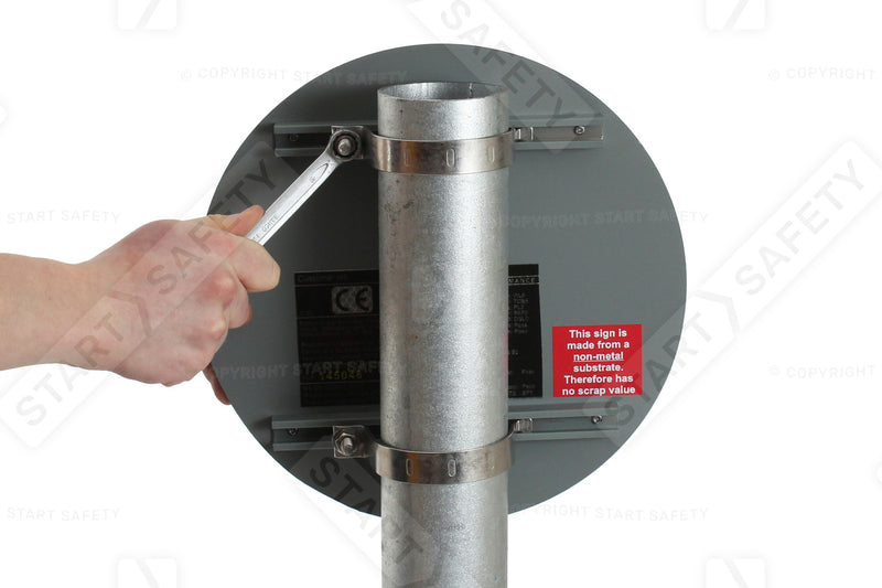 Rigid-d clip on post mounted sign