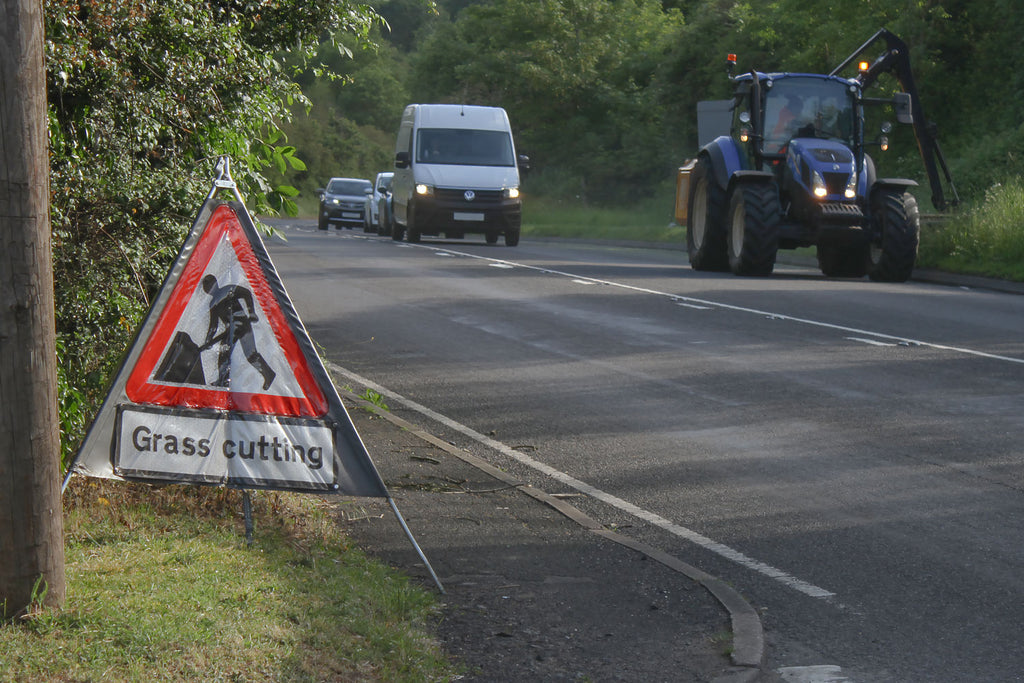 Classic Roll-Up Grass Cutting Sign Package