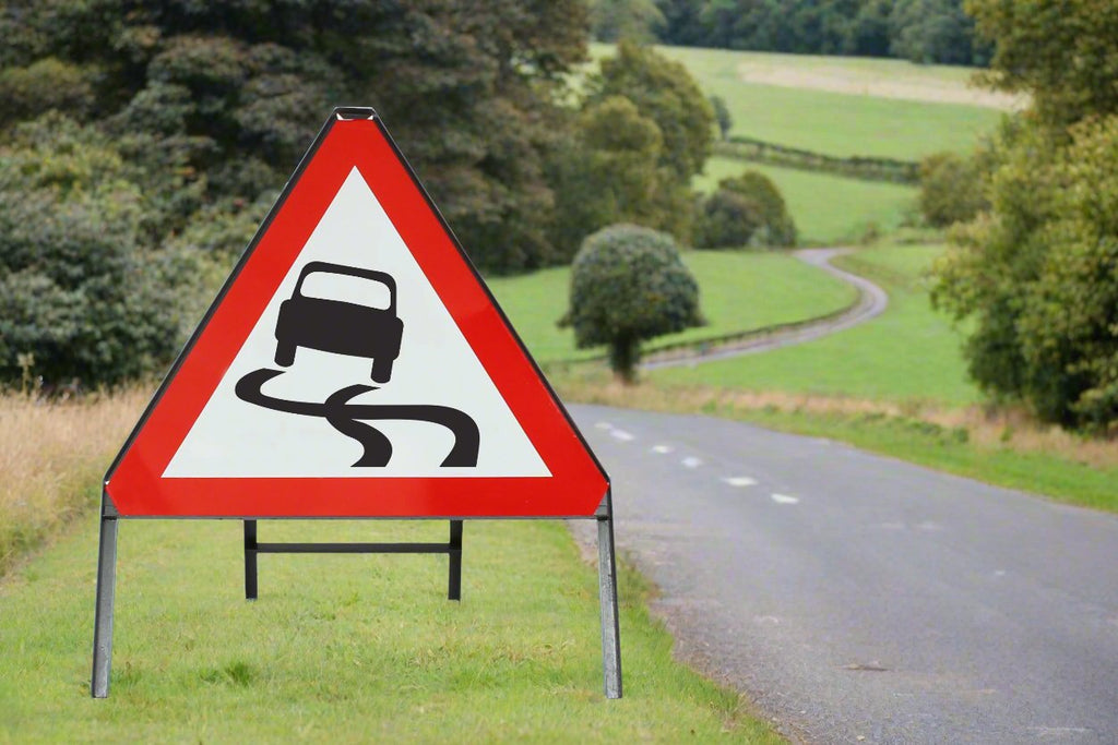 Slippery Road Surface Sign - Zintec Metal Sign Dia 557 Face | 750mm