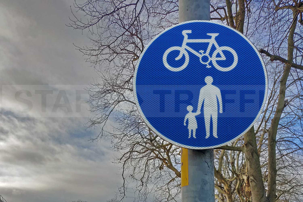 Cycle & Pedestrian Sign Post Mounted Diagram 956 R2/RA2