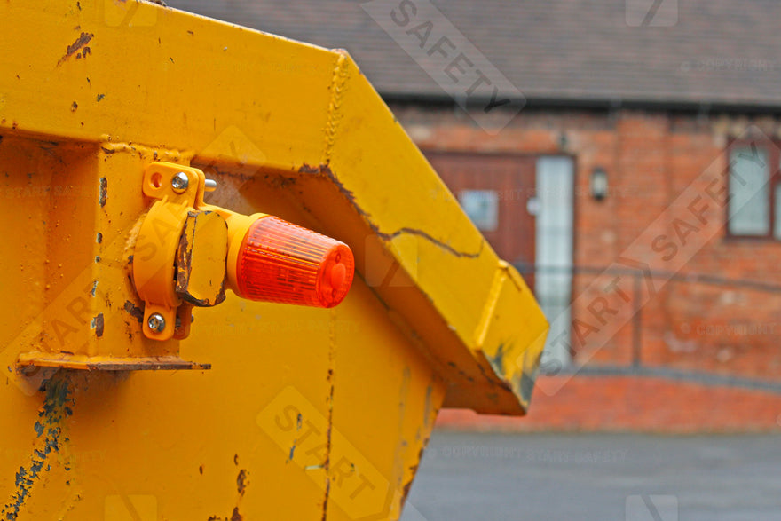 Amber lens scaffold lamp in use