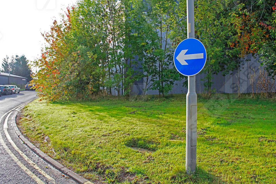 Wide base sign post