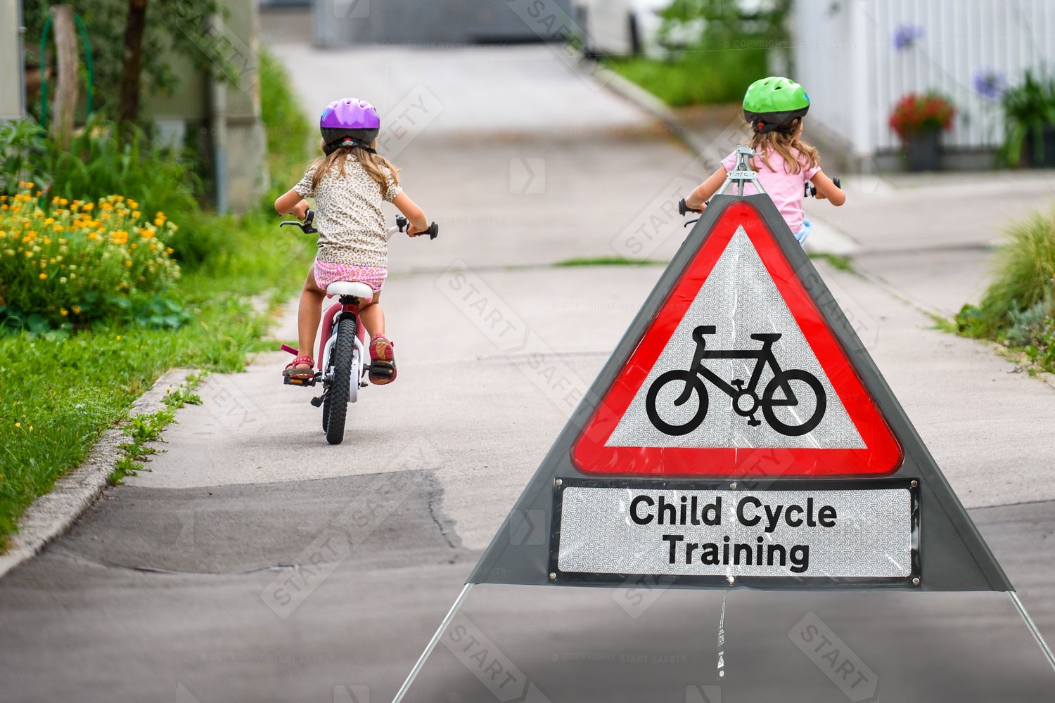 Classic Cycle Route Ahead Roll-up Sign With Child Cycle Training Supplementary Plate