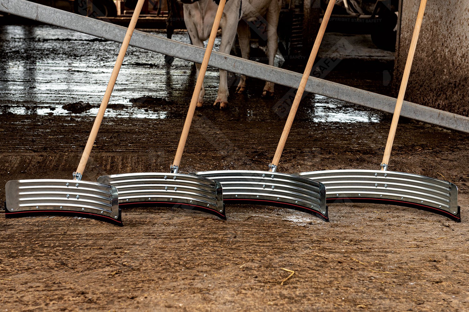 Curved floor squeegee for farming